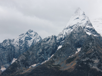 горы в снегу